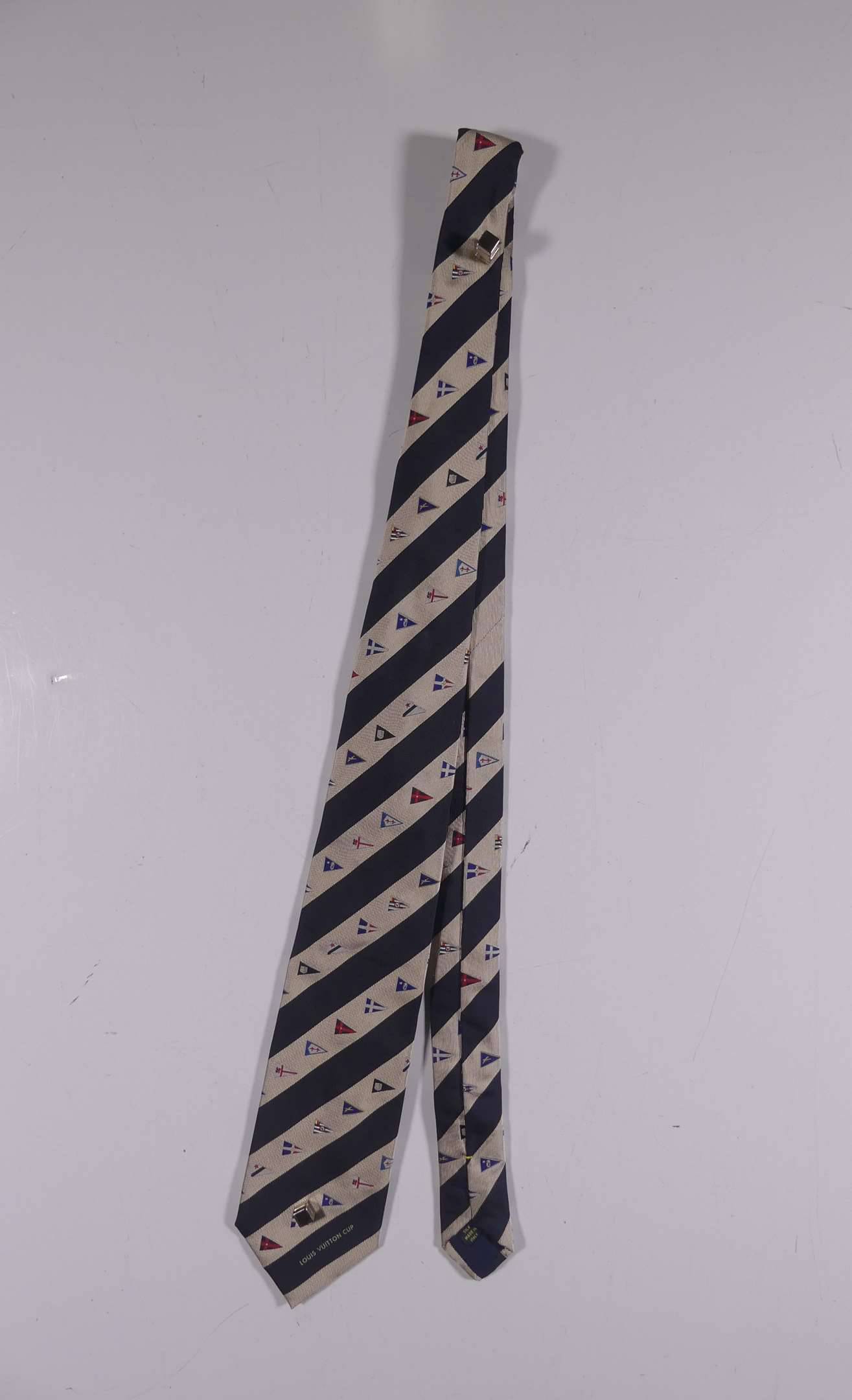 LOUIS VUITTON Paris - Cravate Louis Vuitton Cup en soie à décor de  rayures et de drapeaux. Très, Vente aux enchères : Mode - Vintage -  Maroquinerie