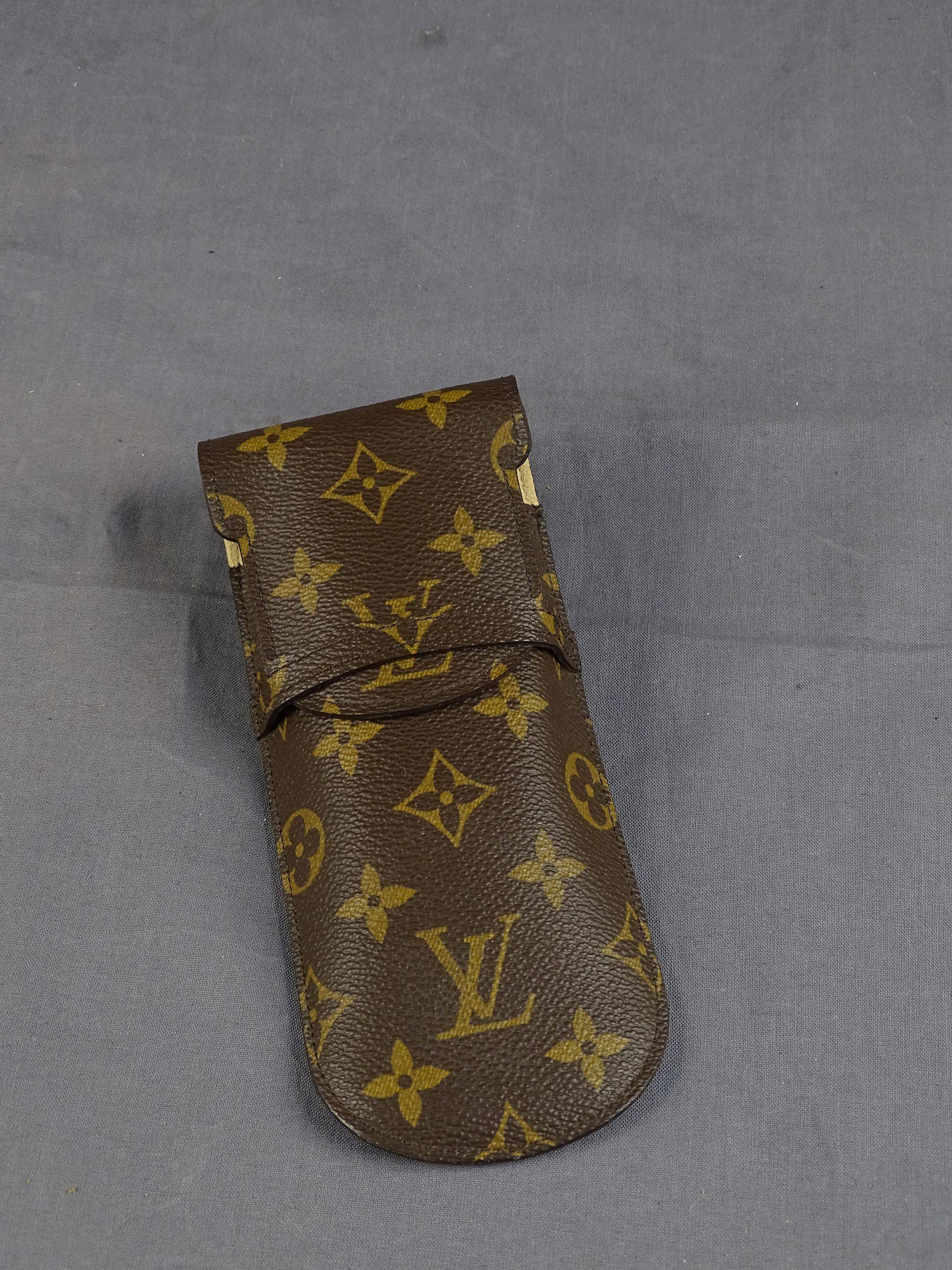 Louis VUITTON. ETUI à LUNETTES aus Monogram-Leder, mit L…