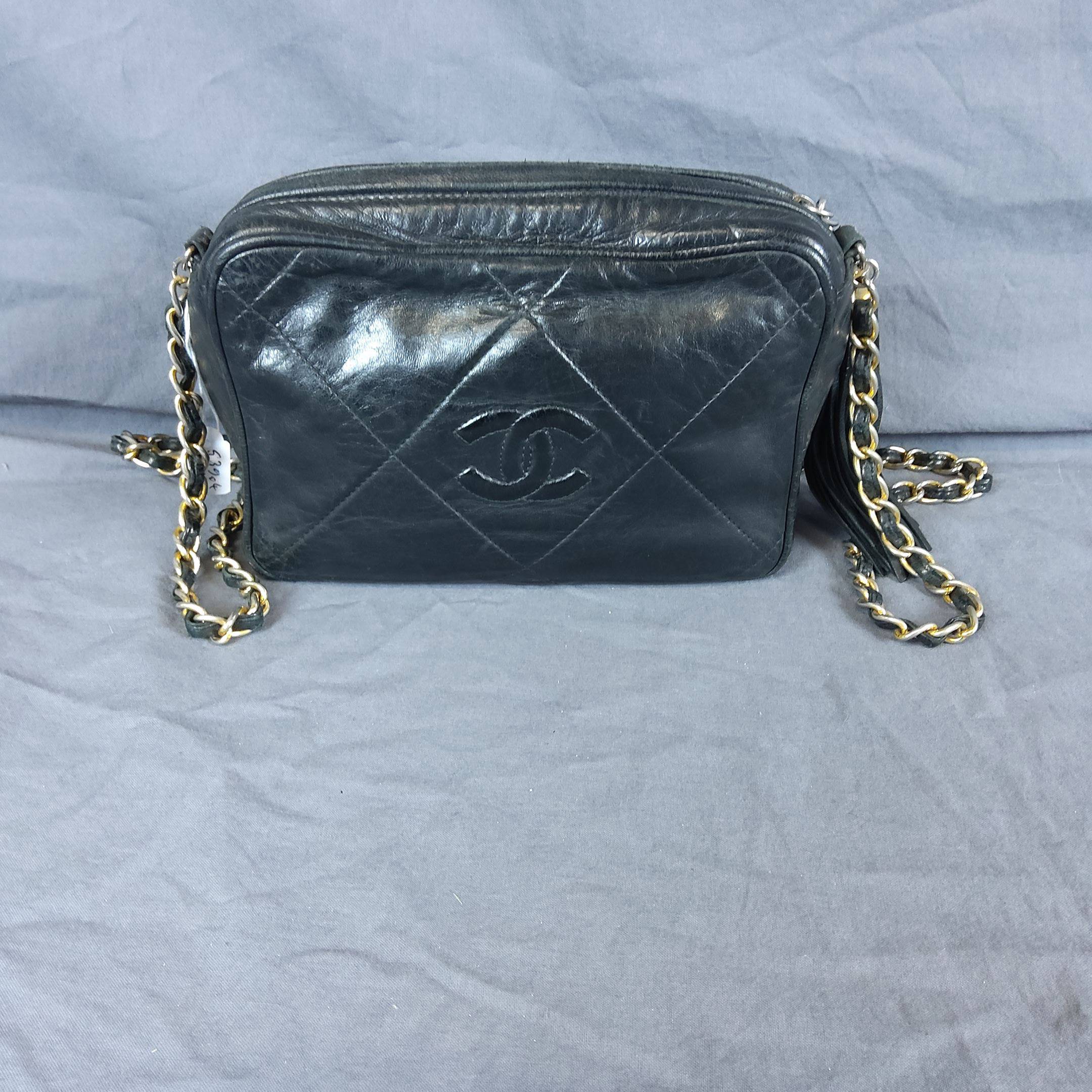 Lot - CHANEL Sac pochette en agneau noir à effet de chevrons Bandoulière  escamotable Doublure intérieure en tissu gros grain rouge f