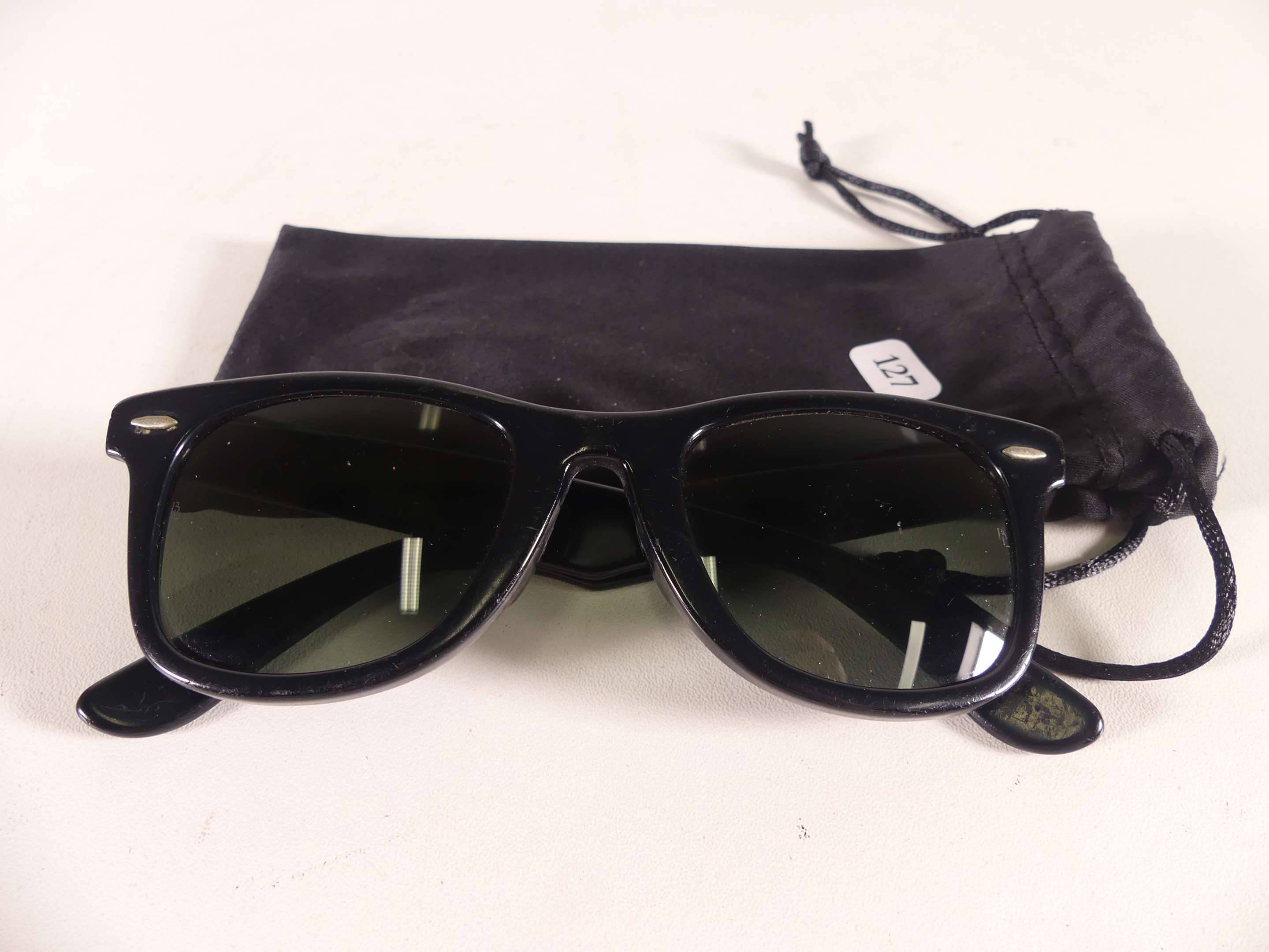 RAY BAN USA Paire de lunettes de soleil en plastique noir. Etat d usage. Vente aux encheres Mode Vintage Maroquinerie