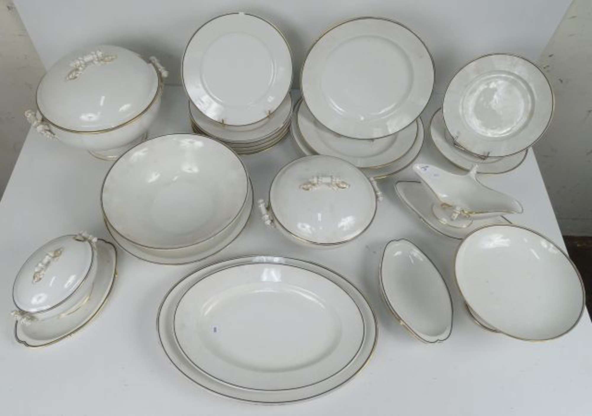 LIMOGES HAVILAND - Important service de table en porcelaine blanche à  liseré noir et doré, les pièces, Vente aux enchères : Céramiques - Faïence  - Porcelaine - Grès - Terre cuite