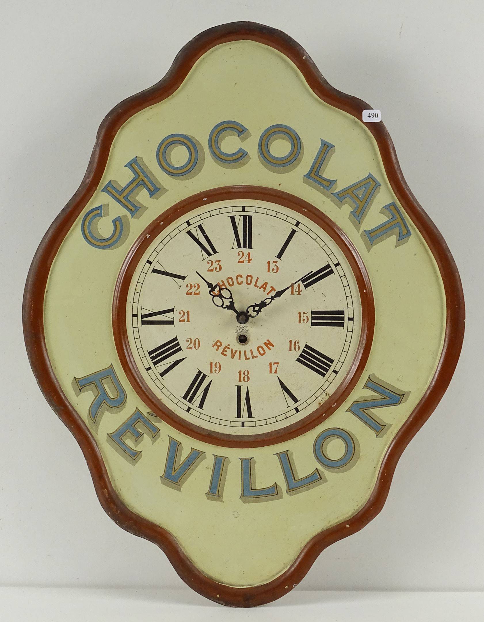 CHOCOLAT REVILLON : Horloge en tôle lithographiée, bel état. 44,5 x  58,5cm., Vente aux enchères : Estampes - Affiches - Gravure - Lithographie  - Eauforte