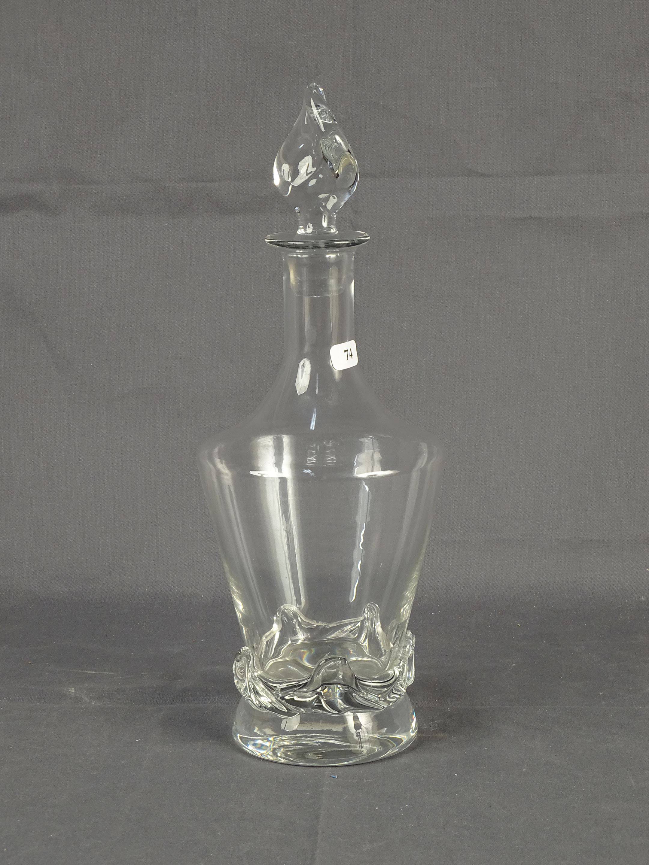 DAUM - Carafe en cristal, la panse balustre appliquée d'une frise de vagues...