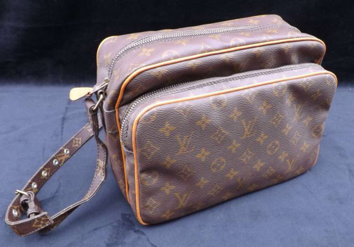 Louis Vuitton. Sac pour homme à bandoulière en toile enduite monogram et cuir naturel ouvrant ...