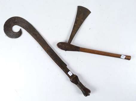 Lot avec un couteau du Dahomey 56 cm ete une hâche