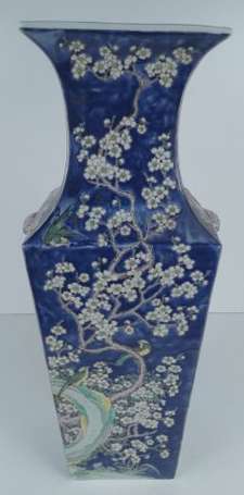 Vase balustre  de section carré en porcelaine 