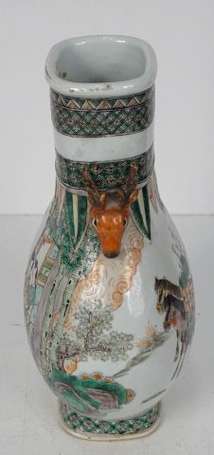 CHINE - Vase balustre aplati en porcelaine à décor