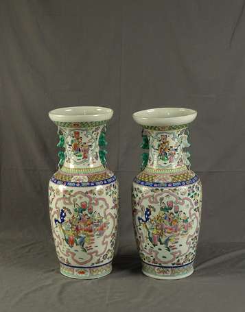 CANTON - Paire de vases de forme balustre en 