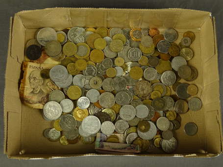 Dans un couvercle en carton diverses monnaies semi