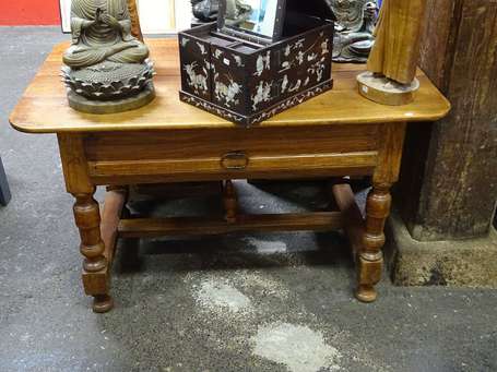 Table à écrire en bois fruitier style Louis XIII 