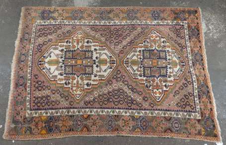 Tapis laine et coton, champ lie de vin orné de 