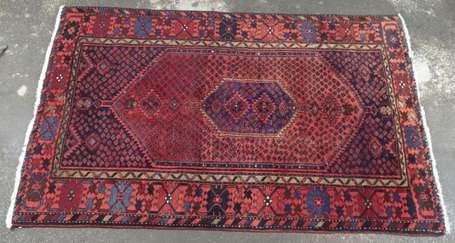 Tapis Iran laine et coton, champ rouge orné d'un 