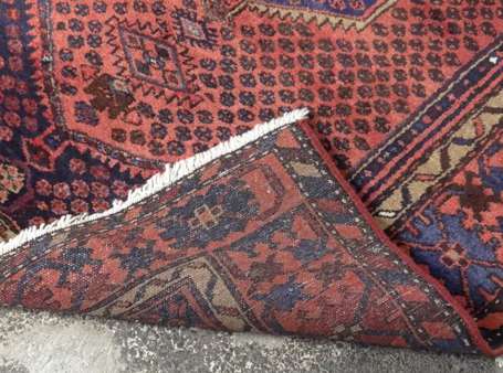 Tapis Iran laine et coton, champ rouge orné d'un 