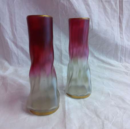 Paire de vases ondulés en verre translucide à 