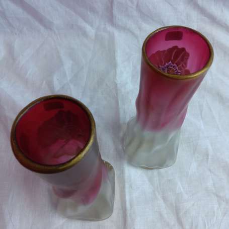 Paire de vases ondulés en verre translucide à 