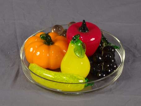 Quatre fruits et deux grappes en verre soufflé et 