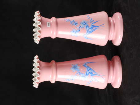 Paire de vases à col dentelé en opaline rose à 