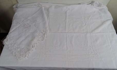 Nappe en coton brodé de motifs végétaux stylisés. 