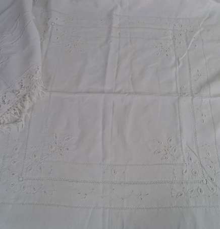 Nappe en coton brodé de motifs végétaux stylisés. 