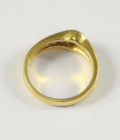 Bague en or jaune 18K (750°/00) sertie d'un 