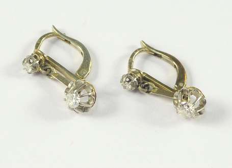 Paire de dormeuses en or gris 18K (750°/00) 