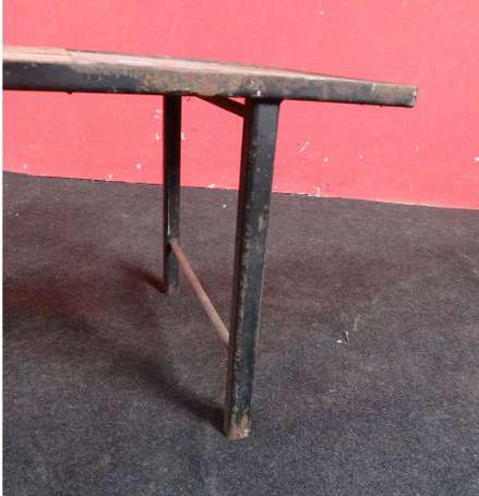 Table basse à cadre et piétement en métal laqué 