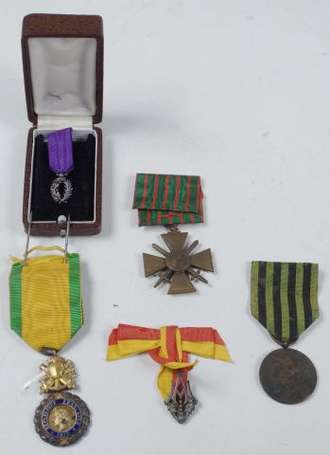 Lot de médailles, médaille militaire, 2 croix de 