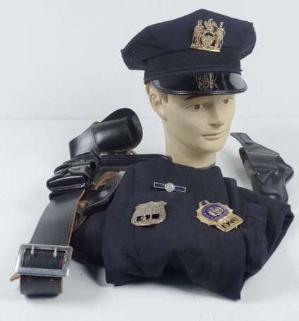 Lot d'un policier américain comprenant casquette ,