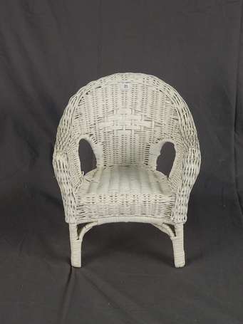 Fauteuil en rotin , peint en blanc