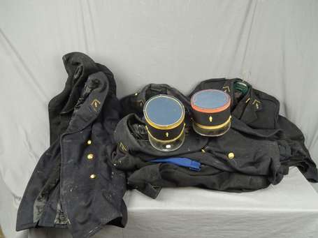 Gendarmerie - lot d'uniformes et 2 kepis