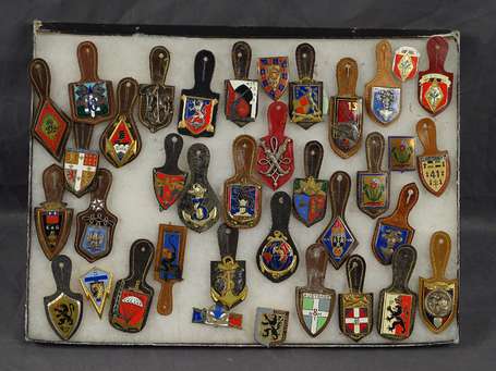 France - toutes armes - Lot de 35 insignes  avec 