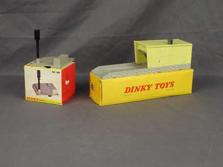Dinky toys France- 2 pièces , feux tricolores ref 