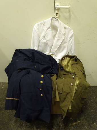 Lot de vêtements militaires. Lot non expédiable 