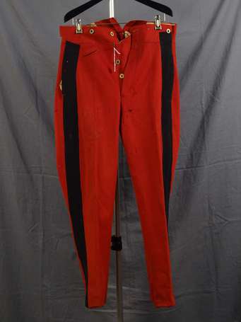 1GM - Pantalon officier en drap rouge, bande noire