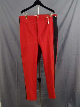 1GM - Pantalon officier en drap rouge, bande 