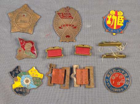 Chine - Lot d'insignes et divers dans l'état 