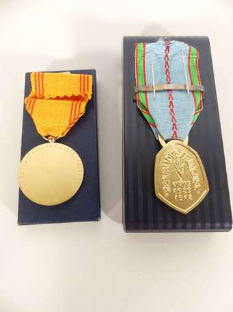 Mil - 2 médailles - commémorative et réfractaire 