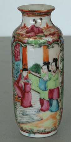 Petit vase rouleau en porcelaine décor de scènes 