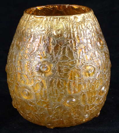 Vase de Loetz de forme ovoïde en verre à reflets 