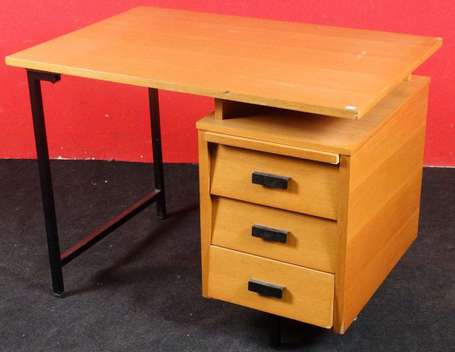 Paulin Pierre. Bureau plat en placage de chêne, le