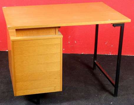 Paulin Pierre. Bureau plat en placage de chêne, le