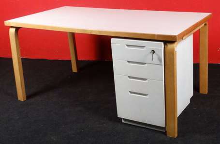 Aalto. Bureau plat à dessus plaqué de Formica 