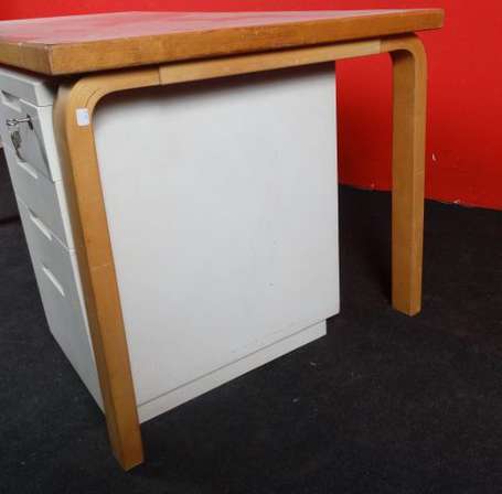 Aalto. Bureau plat à dessus plaqué de Formica 