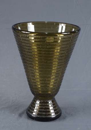 DAUM - Vase diabolo en verre fumé à décor de 