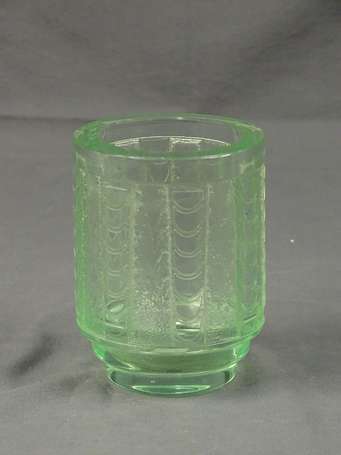 DAUM - Petit vase sur talon en verre teinté vert à