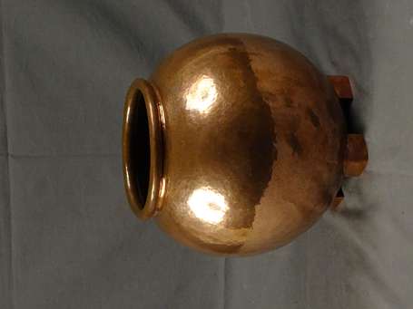 Vase boule quadripode en cuivre martelé. Art Déco.