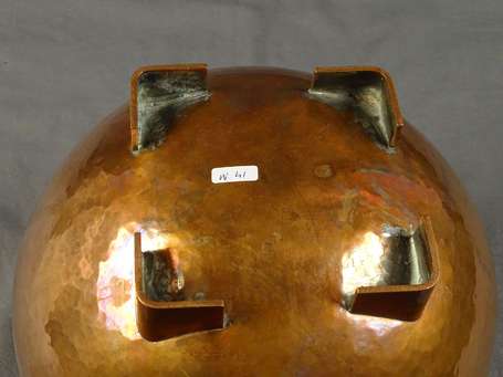 Vase boule quadripode en cuivre martelé. Art Déco.