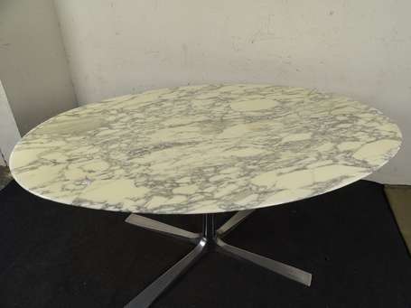 Table ovale le plateau de marbre repose par un fût