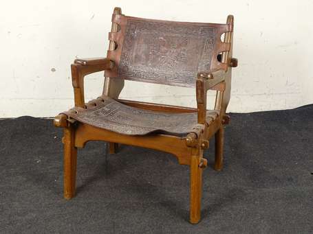 PAZMINO Angel (XXe siècle) Fauteuil bas en bois 