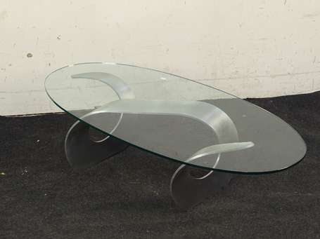 Table basse ovale, le plateau de verre repose par 